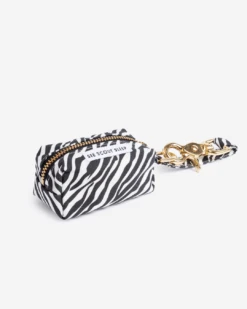 Porte Sacs à Excréments See Scout Sleep -Chats Chiens Fournitures Magasin ByScout Pouch Zebra BW L Main 1080x1350 040c7c24 bbb2 474d a8e6 c028ea19a405