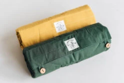 Matelas De Voyage Pour Chien Enroulable Compass Band & Roll -Chats Chiens Fournitures Magasin Compass moss and mustard 1080x 2657bad6 a487 490d a3be 221580ca2149