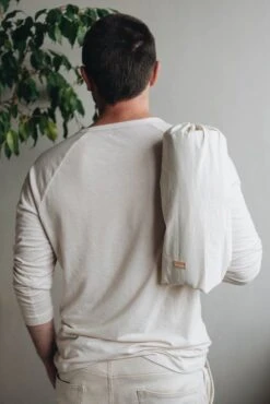 Matelas De Voyage Pour Chien Enroulable Compass Band & Roll -Chats Chiens Fournitures Magasin Compass packaging and wearing 3 720x f4cdb285 55ec 4a83 a176 51617f393cb3