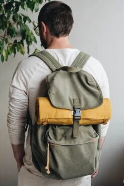 Matelas De Voyage Pour Chien Enroulable Compass Band & Roll -Chats Chiens Fournitures Magasin Compass packaging and wearing 5 720x c8e747bb cae2 4df3 b000 bef84e328396