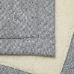 Tapis Pour Chien En Tweed Gris HOSTEL -Chats Chiens Fournitures Magasin cloud7 dog blanket tweed grey woolmix detail logo